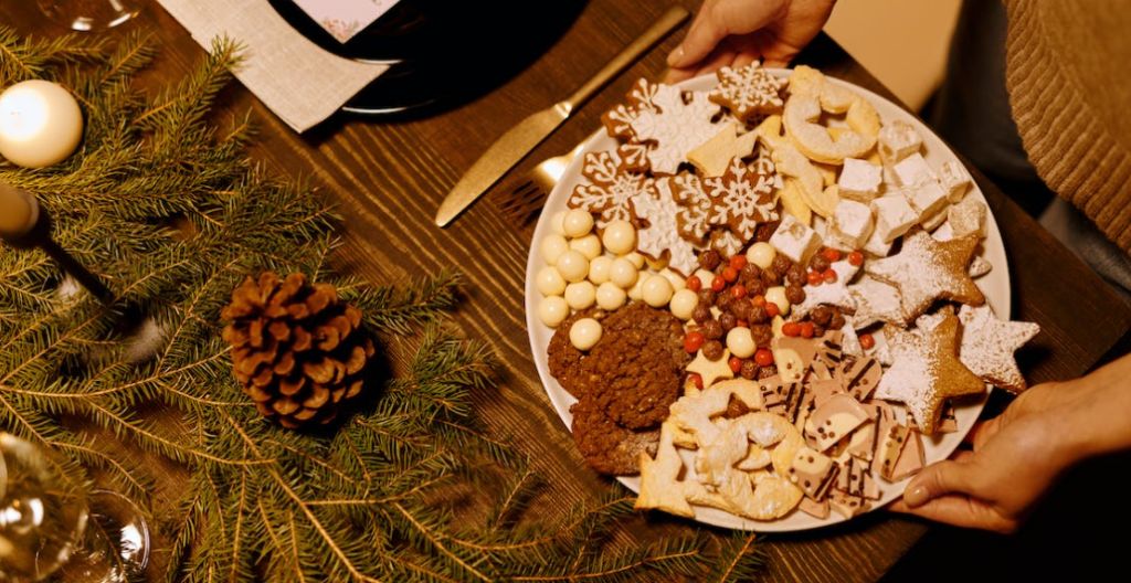 vánoční cukroví na svátečním stole
